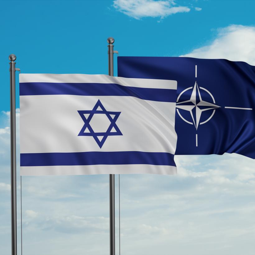 De vlaggen van Israël en van de Navo wapperend naast elkaar