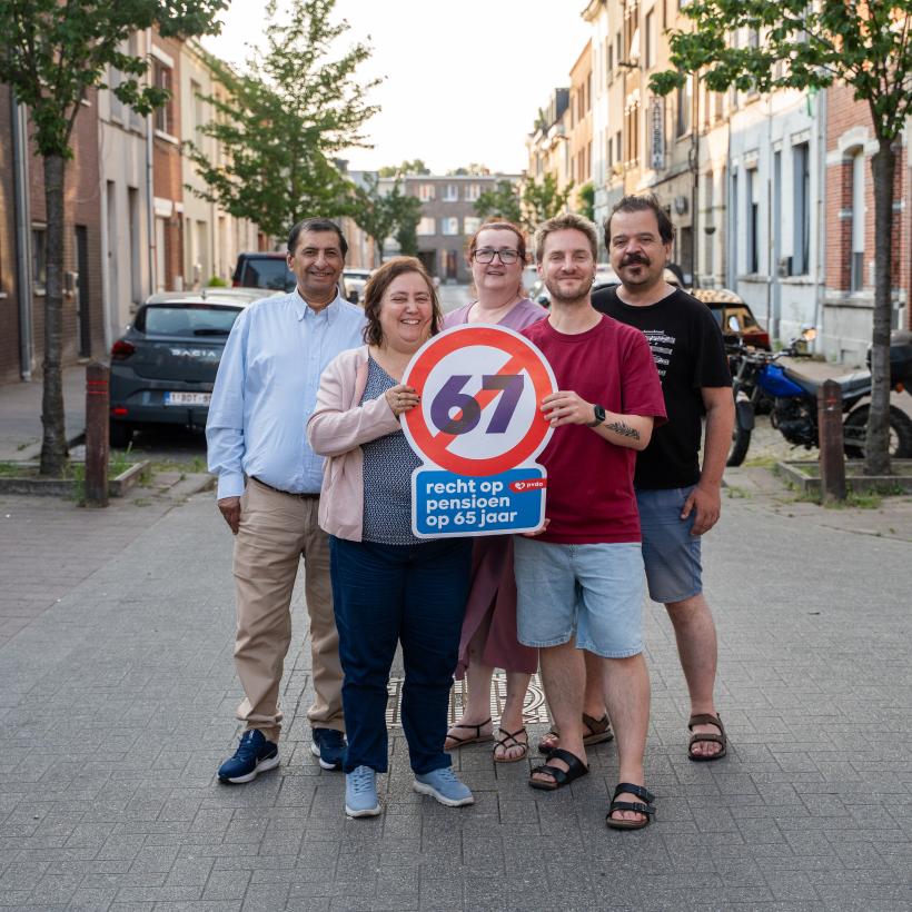 een groep leden van de PVDA voeren actie tegen de pensioenleeftijd op 67 jaar