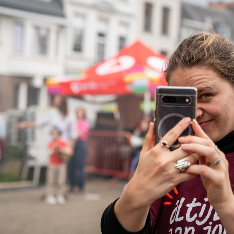 Foto van een jonge vrouw die een foto maakt met haar smartphone.