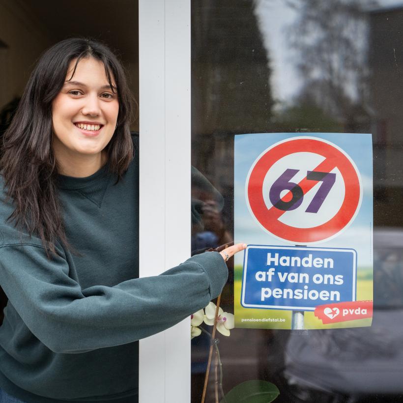 Een jonge vrouw wijst naar de PVDA-affiche tegen de diefstal van de pensioenen.