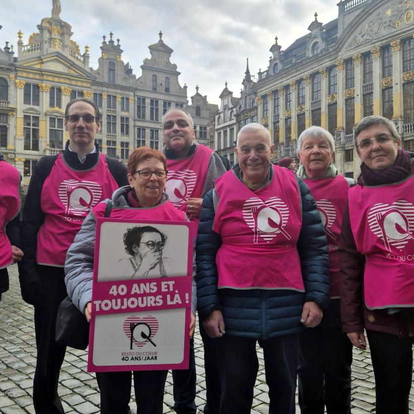 Leden van de Resto's du Cœur op de Grote Markt van Brussel ter gelegenheid van het 40-jarig bestaan van de Resto's du Cœur.