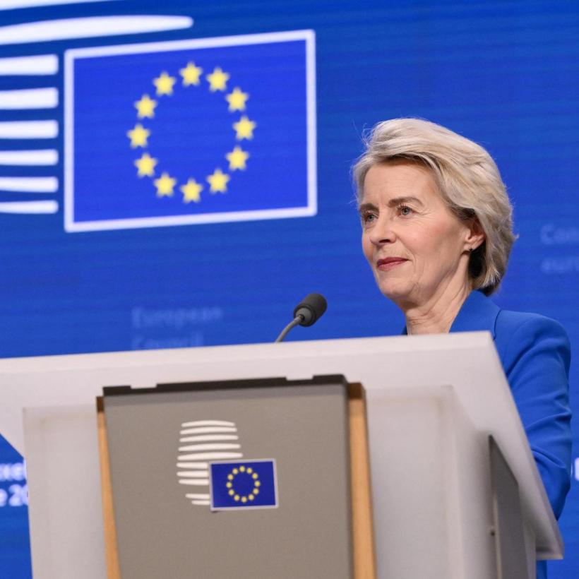Ursula von der Leyen tijdens de persconferentie na het akkoord voor de lening van 90 miljard euro aan Oekraïne