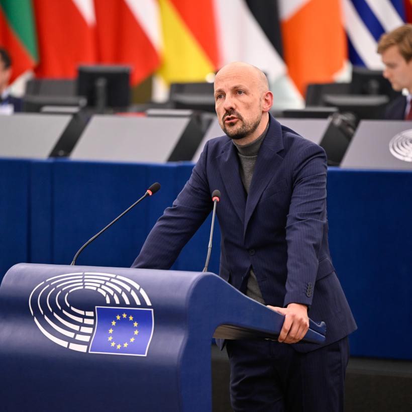 Marc Botenga spreekt in het Europees Parlement.