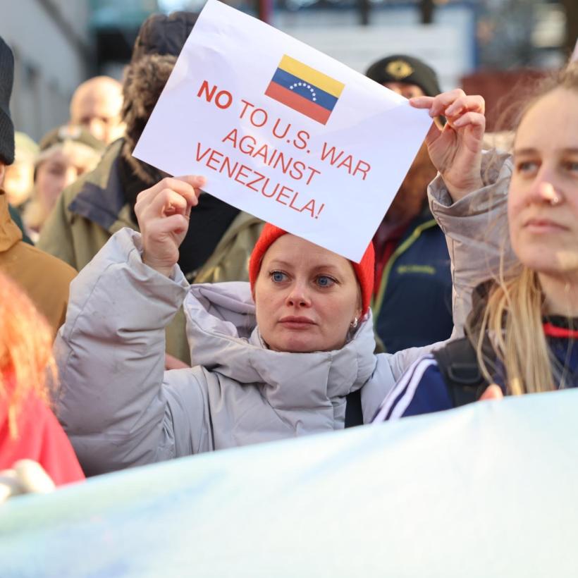 Een jonge vrouw op een actie tegen de Amerikaanse inval in Venezuela. Ze draagt een boodschap mee: “Nee tegen de VS-oorlog tegen Venezuela”