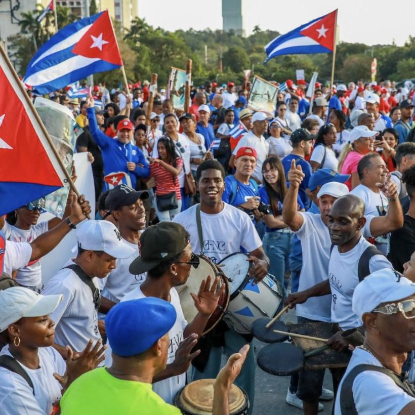 Cubanen op 1 mei op het Plein van de Revolutie in Havana. Foto: Miguel Díaz-Canel / X