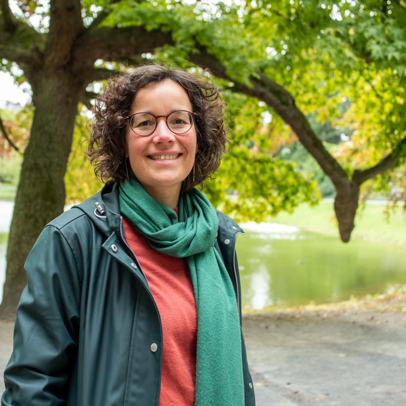 Lise Vandecasteele in een park