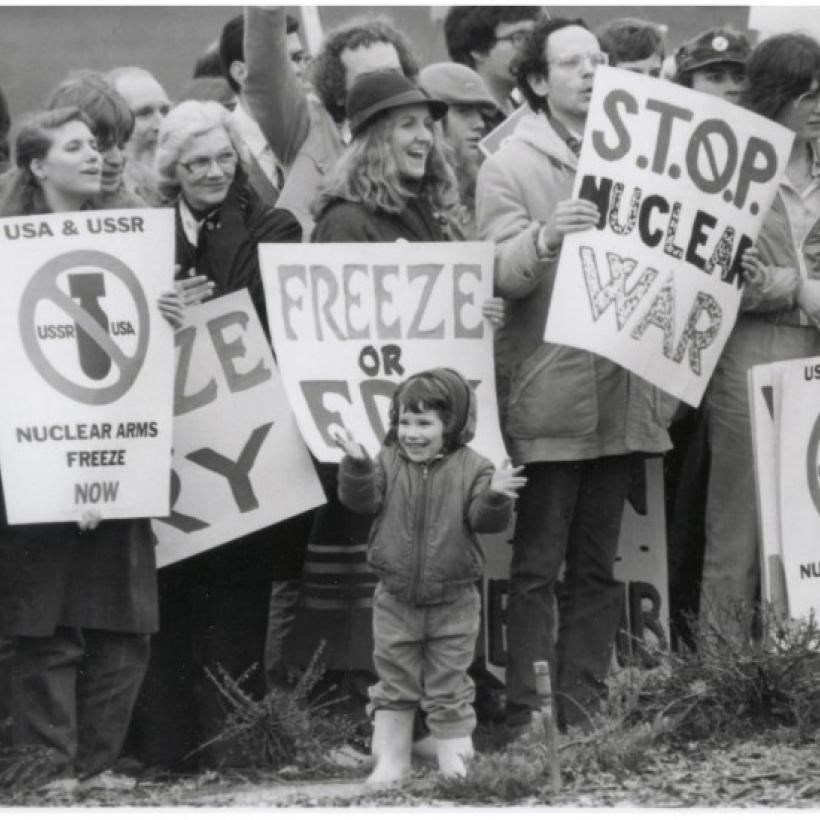 Een mars van de antikernwapenbeweging tussen het Amerikaanse Capitool en het Witte Huis tijdens een betoging tegen de interventie in Nicaragua en voor een bevriezing van kernwapens, op 20 april 1985.