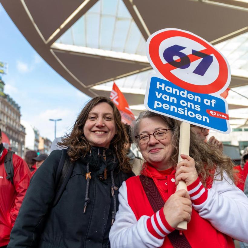 Line De Witte met Peggy, die een bord met het nummer 67 en een streep erdoor draagt