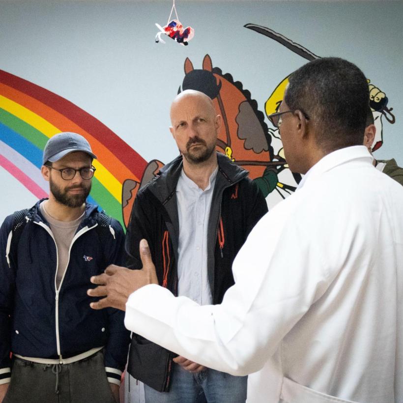 Marc Botenga bezoekt een ziekenhuis in Cuba