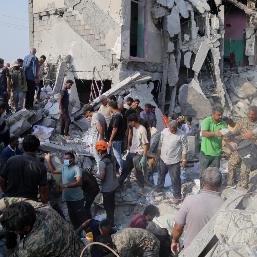 Hlpverleners op de plek het Amerikaanse bombardement op Shajareh Tayyebeh-school in Minab in Iran.