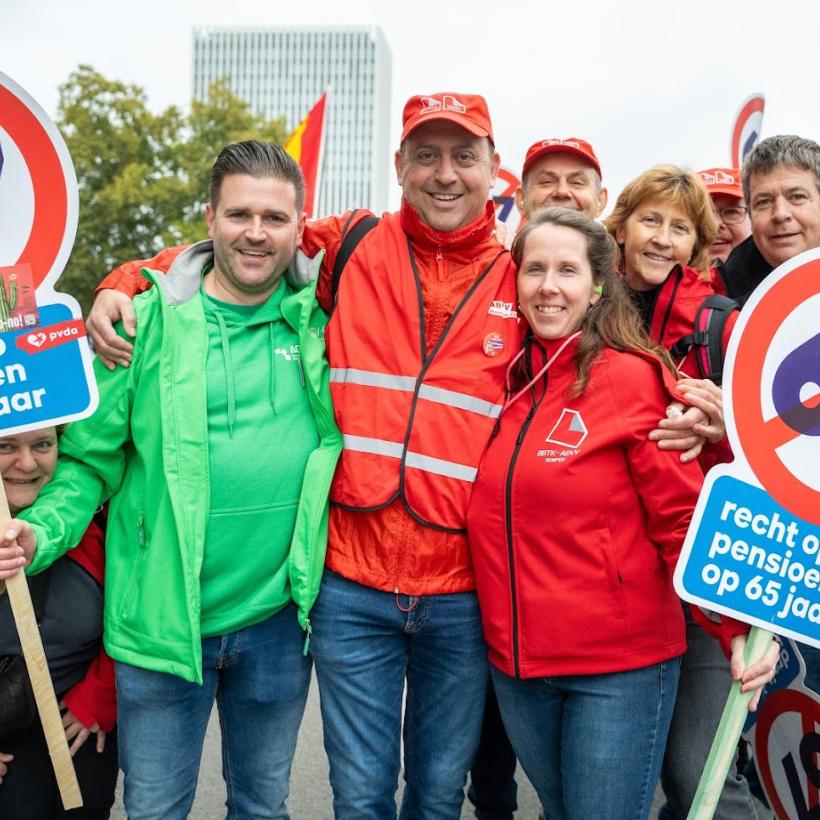 demonstranten met borden waarop het getal 67 is doorgehaald
