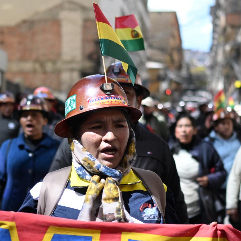 Boliviaanse mijnwerkers stappen mee in een betoging van de vakcentrale COB en roepen op tot het ontslag van president Rodrigo Paz, in La Paz op 21 mei 2026.