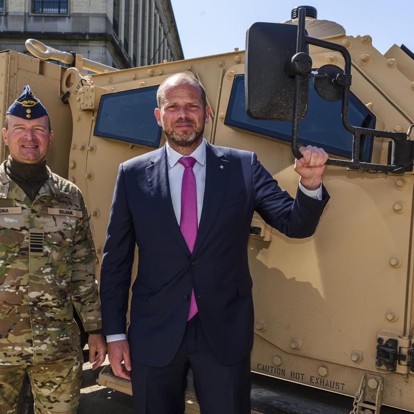 Theo Francken, naast legerchef Vansina, voor een militair voertuig