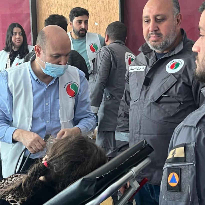 Medewerkers van Secours Populaire Libanais in een opvangcentrum in Saïda.