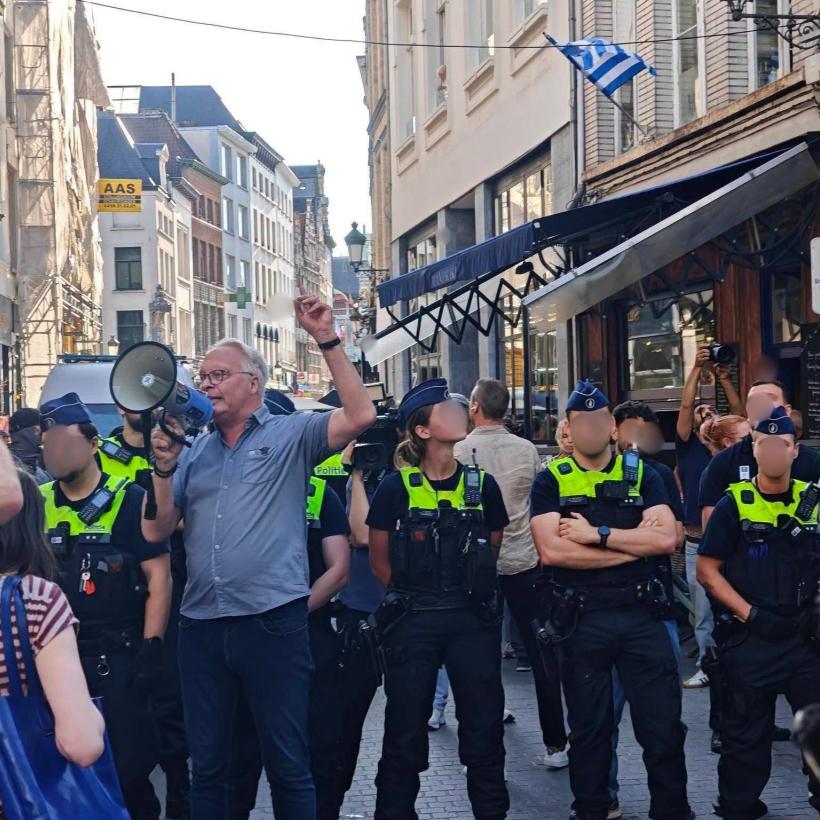 Peter Mertens spreekt de betogers toe bij de actie in Antwerpen tegen het ophangen van de vlag van Israël aan het stadhuis