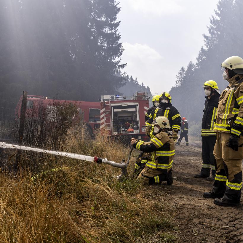 Brandweerlieden strijden tegen de vlammen in de Hoge Venen