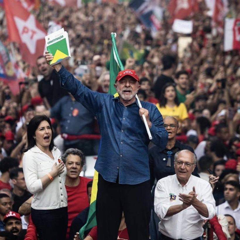Lula da Silva loopt samen met een menigte door de straten van Brazilië