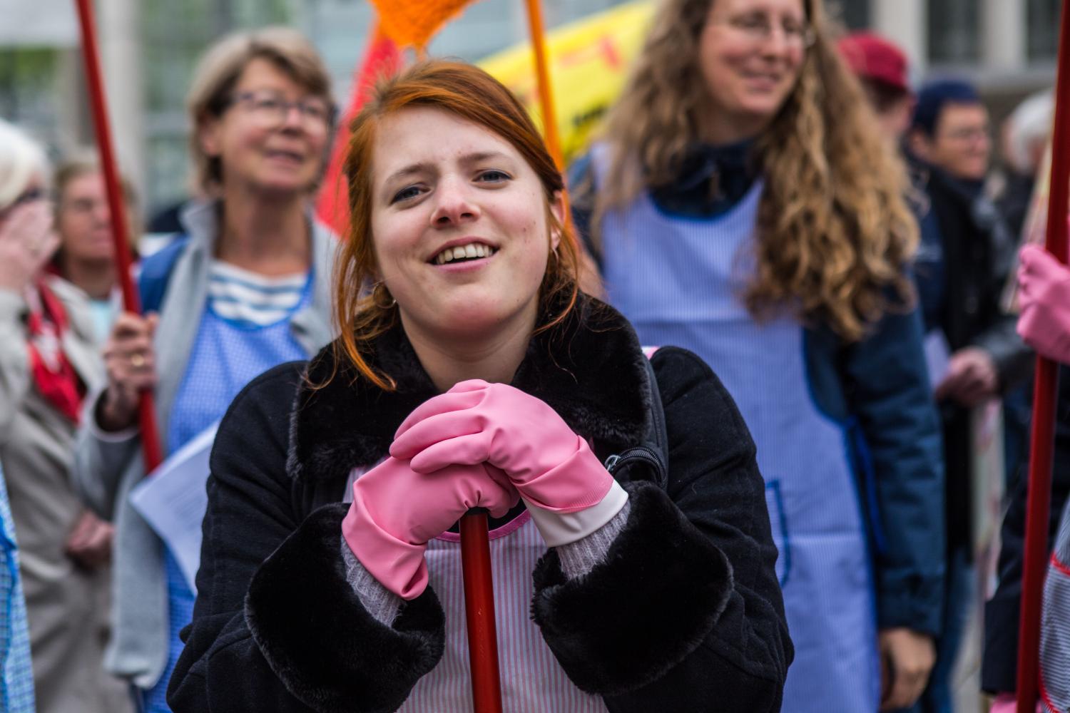 Actievoerder leunt op borstel tijdens actie voor poetshulpen 