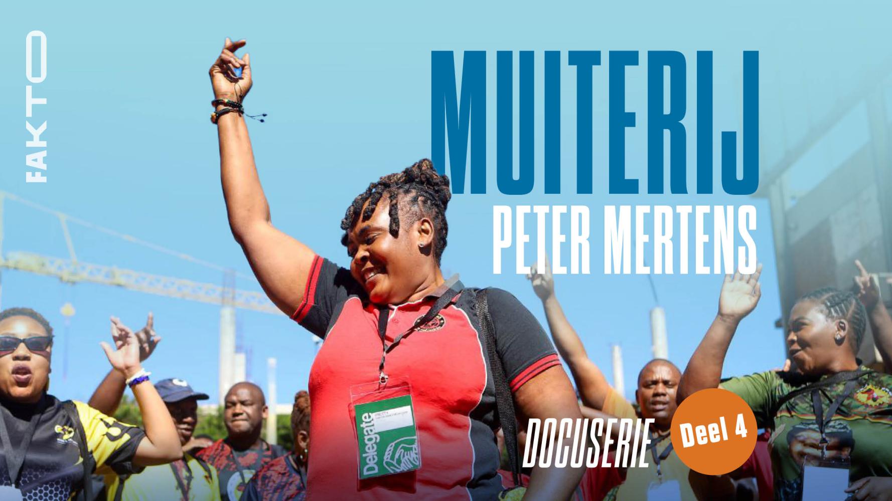 Een zwarte vrouw danst vrolijk op een protest. Op de foto staat de tekst: Muiterij. Peter Mertens. Docuserie, deel 4