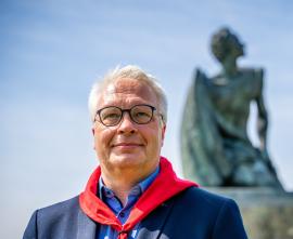 Peter Mertens bij de 8 mei herdenking op Fort de Breendonk.