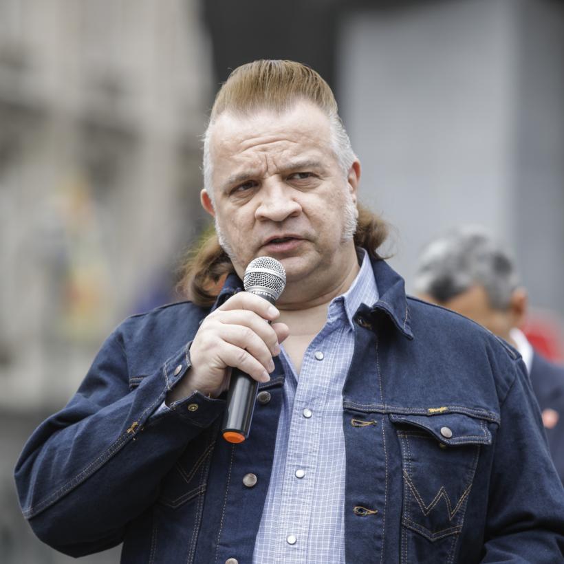 Portrait de Francis Dagrin avec un microphone.