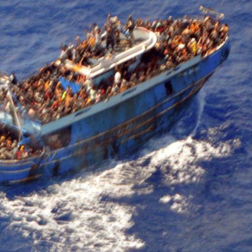 Des centaines de migrants entassés sur un bateau