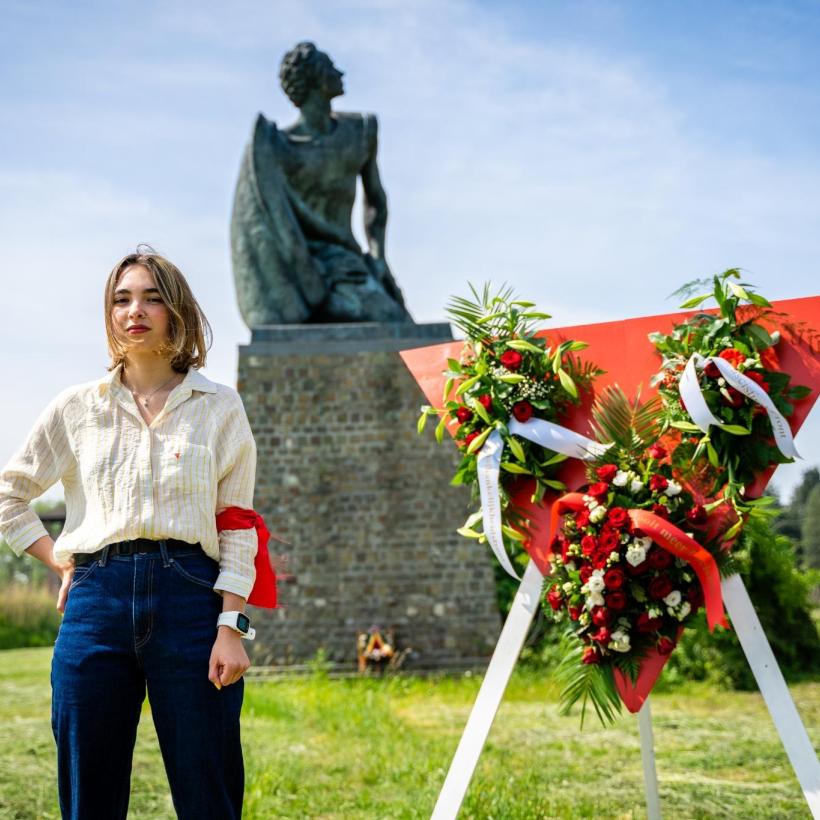 Amina, jonge activiste, tijdens de 8 mei-viering in Breendonk 