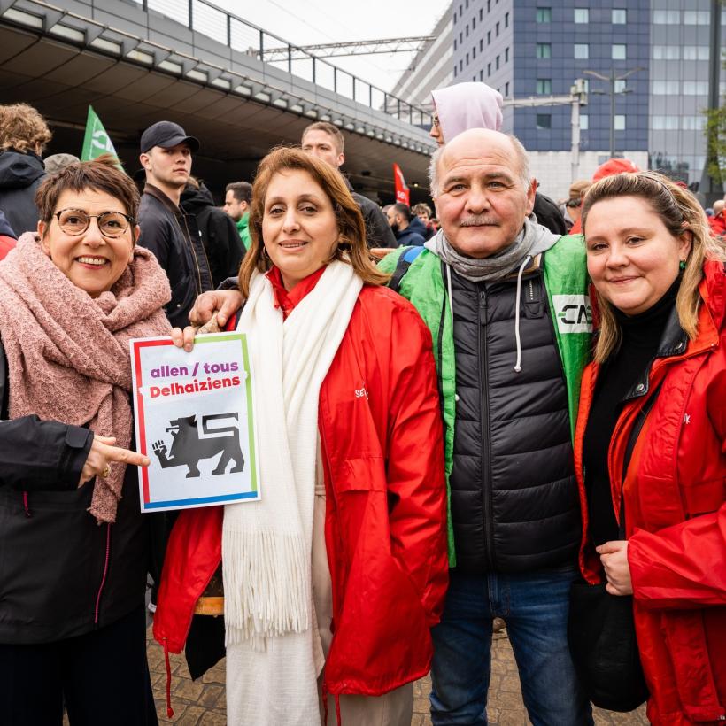 Stakingspiket bij Delhaize. Nadia Moscufo, volksvertegenwoordiger voor de PVDA, staat samen met 3 Delhaiziens op de foto. Ze houden een plakkaatje vast waarop staat: "Allen Delhaizien".