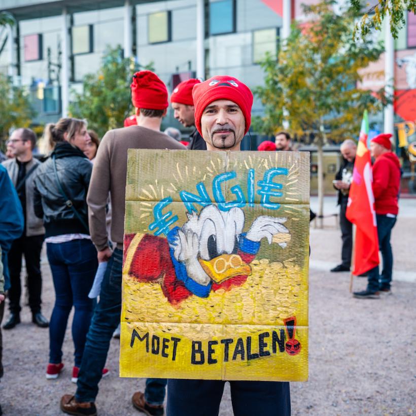 Actievoerder met bord 'Engie moet betalen' 