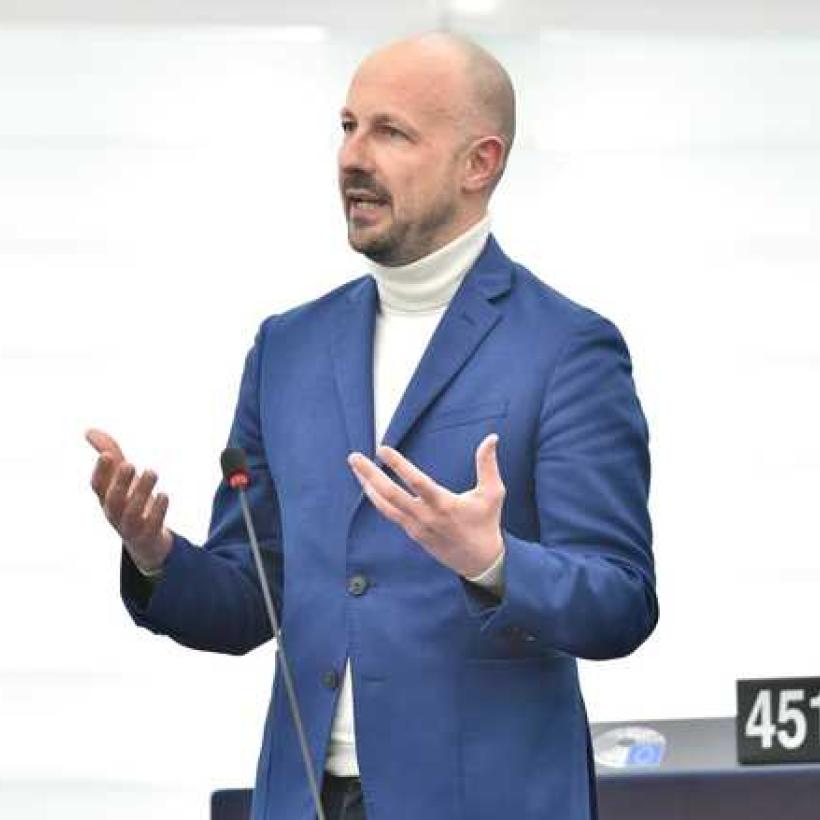Marc Botenga intervient au parlement européen.