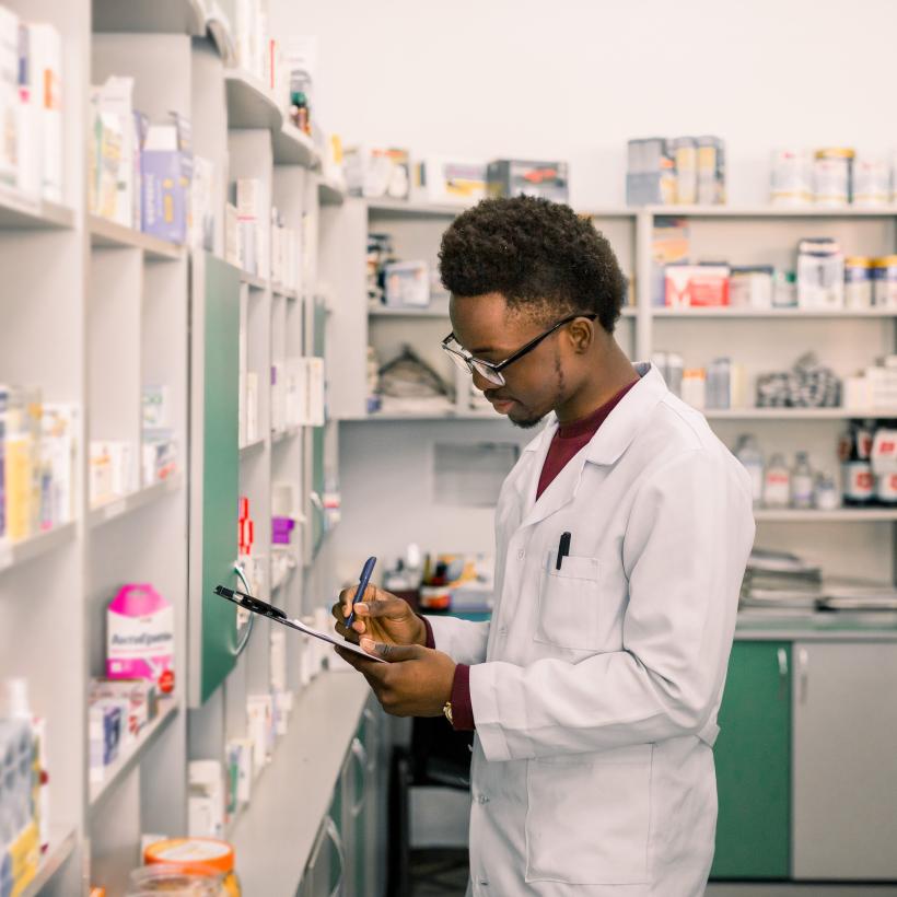 Apothecaris noteert op een klembord 