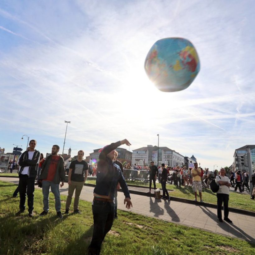 Vredesbeweging in actie tegen Navo-top in Brussel: Vrede, geen nieuwe Koude Oorlog!