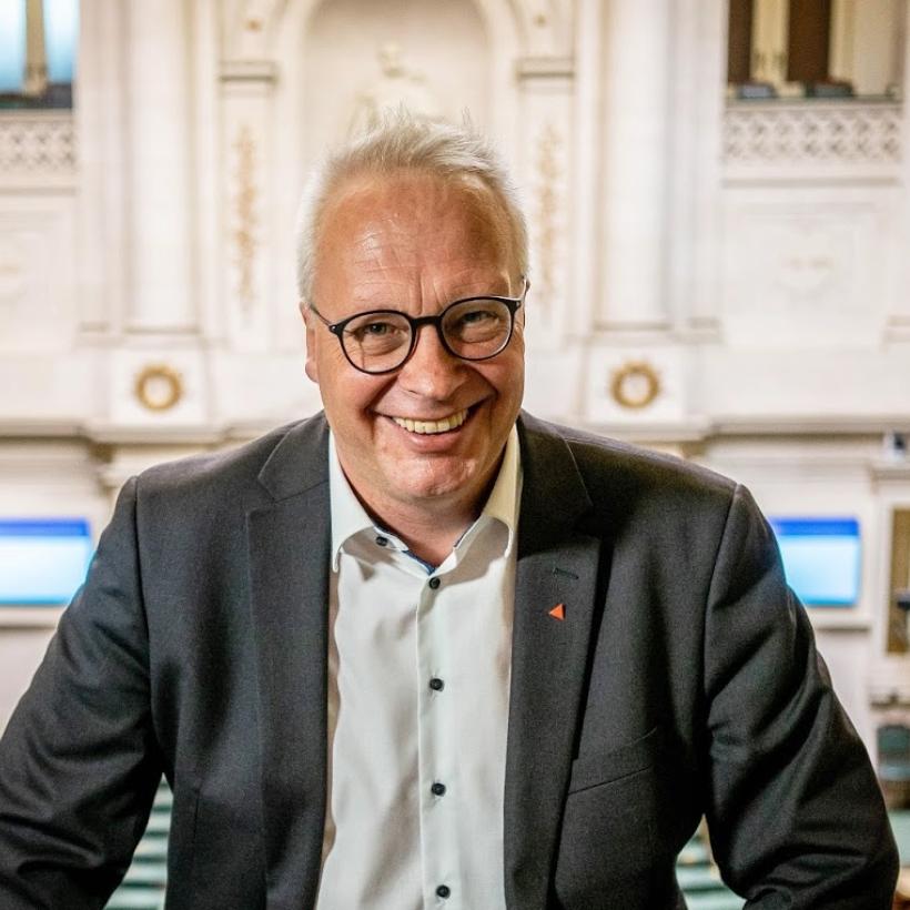 Parlement bespreekt wetsvoorstel-Mertens: “Room overwinsten in energiesector af om de prijzen te bevriezen”