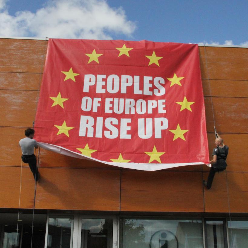 Een grote vlag roept de volkeren van Europa op om zich te verzetten