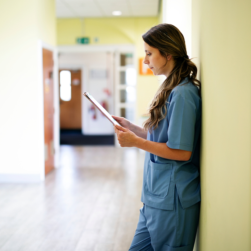 PVDA: “Vlaamse regering solt in volle coronacrisis met zorgpersoneel”