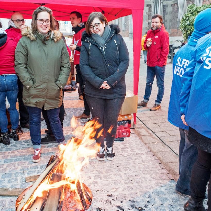 De PVDA hekelt de poging van minister Geens om de minimale dienstverlening af te dwingen