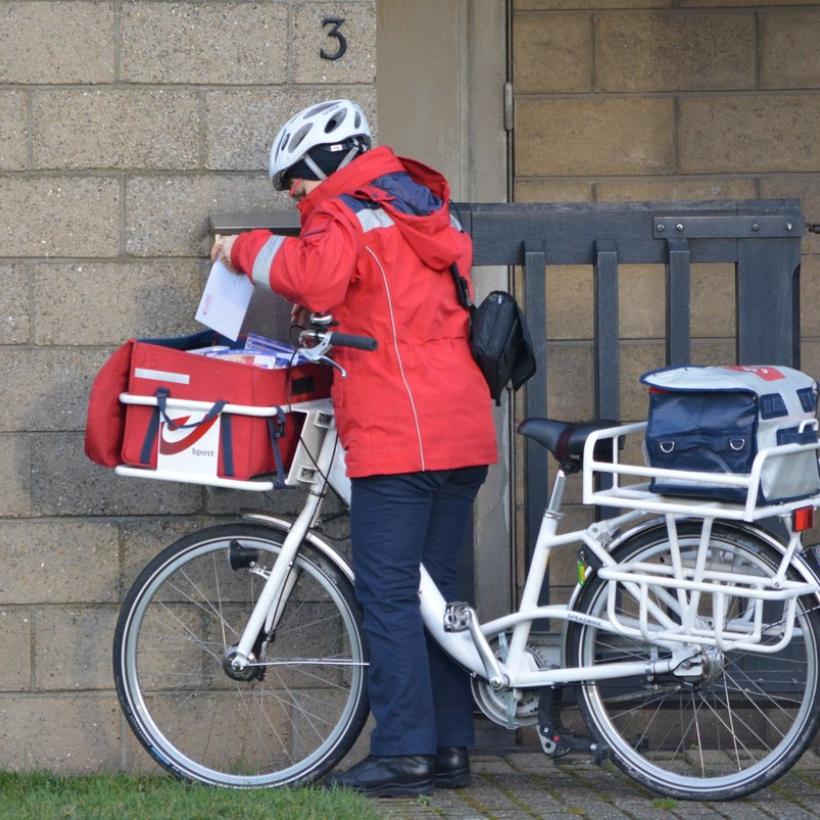 De PVDA wil de dagelijkse rondes van de postbodes behouden