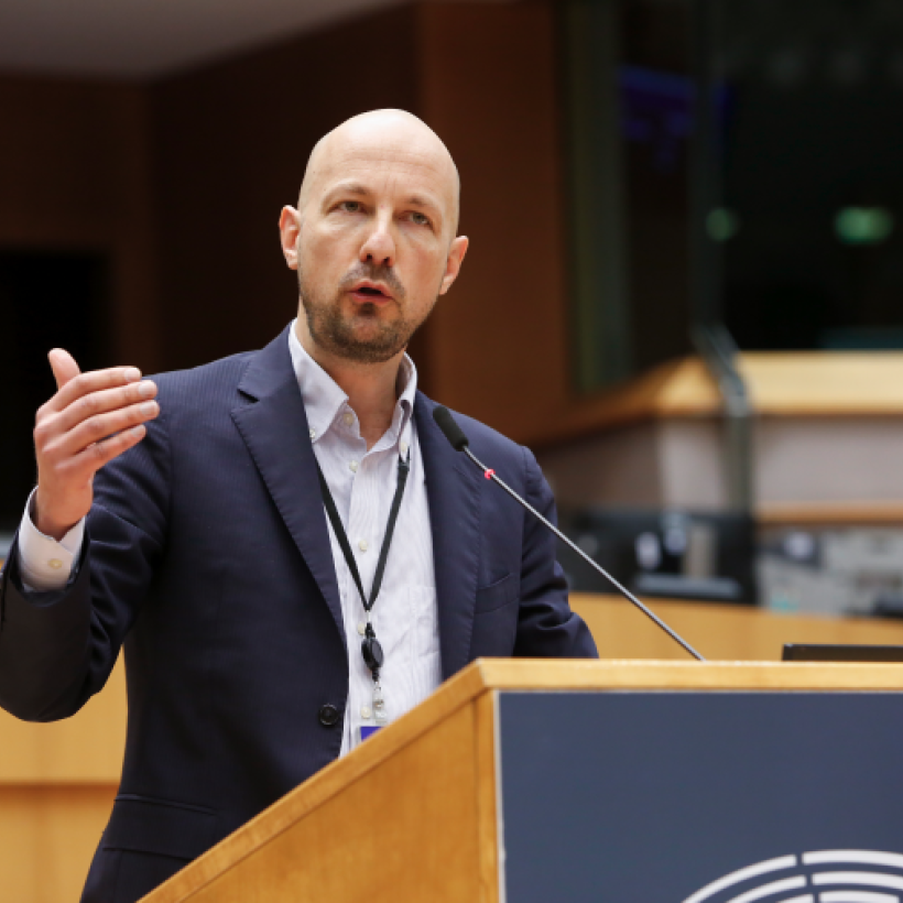 PVDA-Europarlementslid getuigt voor Spaans parlement over belang opheffing van patenten op vaccins