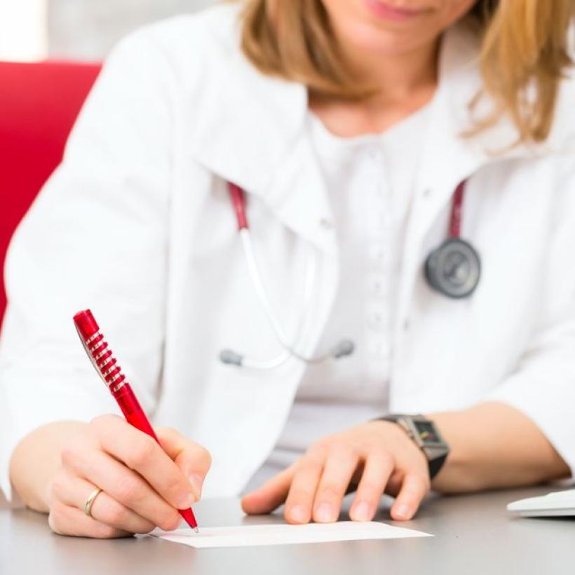 “Schrap de ziektebriefjes en geef huisartsen zo tijd voor échte zorgen voor coronapatiënten”