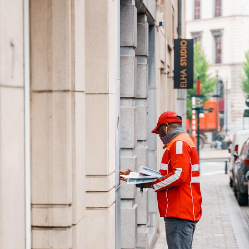 Un facteur au travail dans la ville.