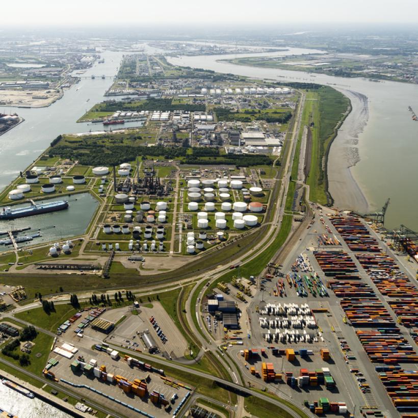 Luchtfoto van de haven van Antwerpen.
