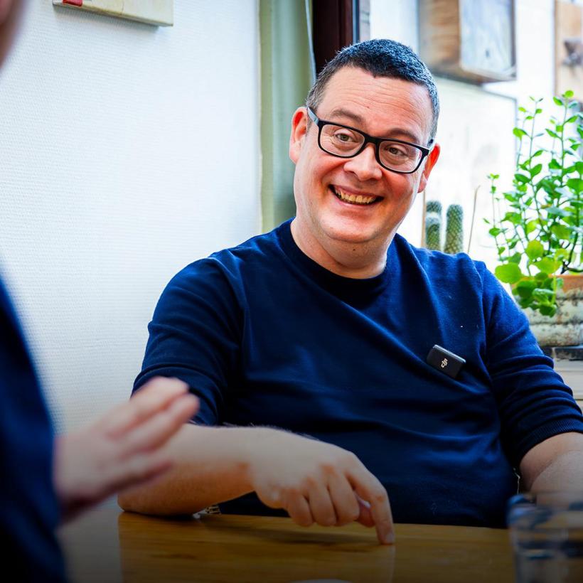 Beeld van Raoul Hedebouw tijdens opname podcast HLN 