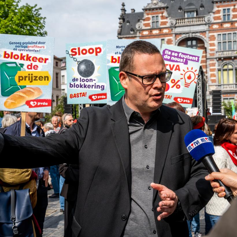 Raoul Hedebouw voor de camera van een tv-zender op een 1 mei-manifestatie van de PVDA