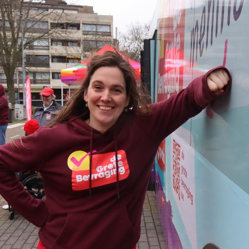 Debby Burssens aan de campagnebus van De Grote Bevraging