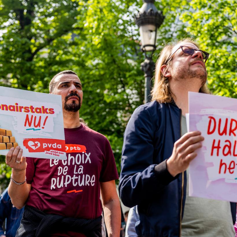 Betoger met een bord 'Miljonairstaks nu'