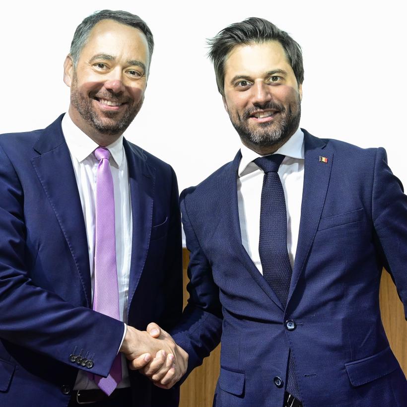 Maxime Prévot et Georges-Louis Bouchez scellent leur accord par une poignée de main.