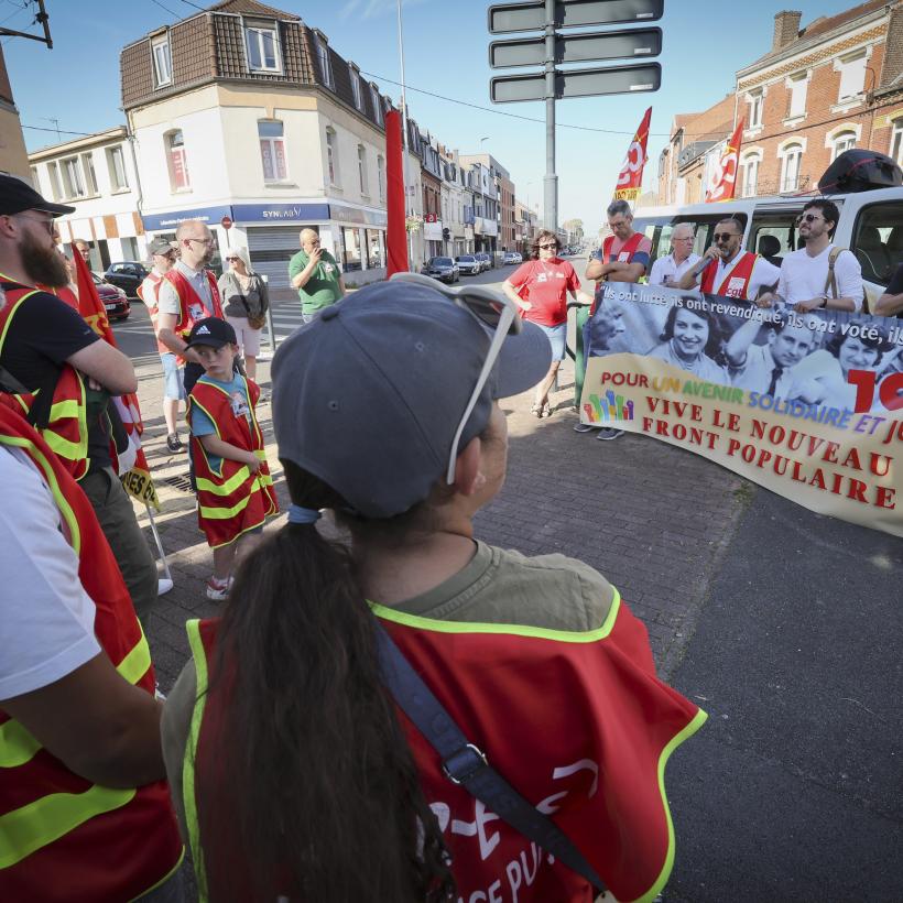 Des militants de la CGT mènent campagne pour le Nouveau Front populaire.