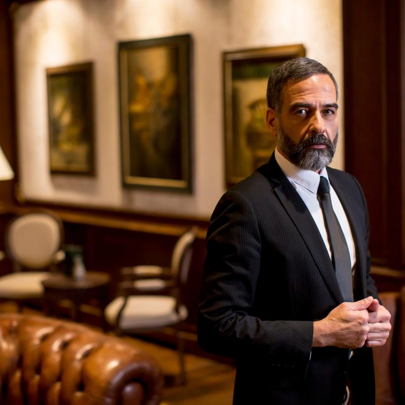 Rijke man in een luxueus interieur