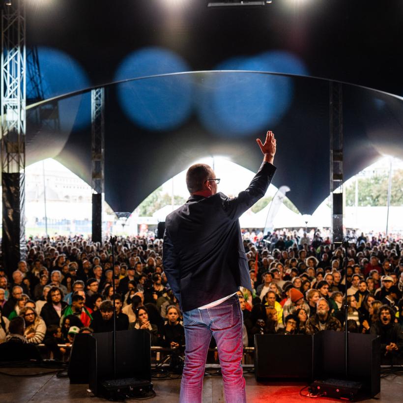 Raoul Hedebouw op het Centraal Moment van ManiFiesta met de menigte voor zich