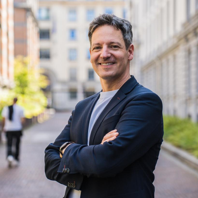 Kim De Witte poseert aan de gebouwen van het federaal parlement